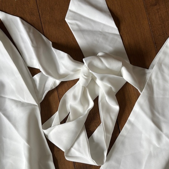 Elegant White Backless Dress - Picture 3 of 6